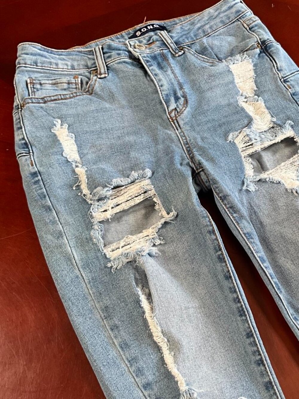 Womens S.O.N.G Light Wash Cropped Denim Distressed Boyfriend Jeans (Sz 5/27)